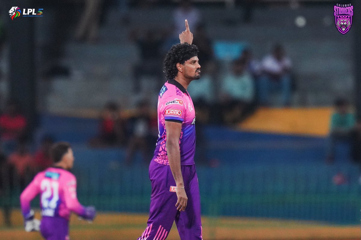ColomboStrikers's tweet photo. Take the new ball in powerplay. Bowl dot balls. Pick wickets. Repeat 💪
#ColomboStrikers #LPL #StrikeToConquer #TheBasnahiraBoys #HouseOfTigers #Lankapremierleague #CSvsKF #LPL2024 #Eliminator #BinuraFernando https://t.co/EKIgVs85kV