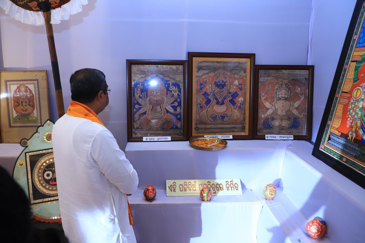 dpradhanbjp's tweet photo. ଭୁବନେଶ୍ୱର ଠାରେ କବିସୂର୍ଯ୍ୟ ବଳଦେବ ରଥଙ୍କ ଦ୍ୱାରା ରଚିତ “କିଶୋର ଚନ୍ଦ୍ରାନନ୍ଦ ଚମ୍ପୂର ଇଂରାଜୀ ଅନୁବାଦ ପୁସ୍ତକ” ଉନ୍ମୋଚନ ସମାରୋହରେ ଓଡ଼ିଶାର ଉଚ୍ଚ ଶିକ୍ଷା, ଓଡ଼ିଆ ଭାଷା, ସାହିତ୍ୟ ଓ ସଂସ୍କୃତି ମନ୍ତ୍ରୀ @suryabanshibjp,  ସାଂସଦ @BhartruhariM, ଓଡ଼ିଶାର ପ୍ରଖ୍ୟାତ ପ୍ରାବନ୍ଧିକ ପ୍ରଫେସର ଦାଶରଥି ଦାସ, ବନାରସ ହିନ୍ଦୁ ବିଶ୍ୱବିଦ୍ୟାଳୟର ଦିପ୍ତୀରଞ୍ଜନ ପଟ୍ଟନାୟକଙ୍କ ସହ ଯୋଗଦେଲି । ଓଡ଼ିଆ ସାହିତ୍ୟ ଜୀବନର ମହାନୁଭବଙ୍କ ଉପସ୍ଥିତିରେ ଏହି ପୁସ୍ତକ ଉନ୍ମୋଚନ କରି ଆନନ୍ଦିତ ।  

ଏଭଳି ଏକ ମହାନ ରଚନାର ଇଂରାଜୀ ଅନୁବାଦ ଫଳରେ ଏଣିକି ସମଗ୍ର ବିଶ୍ଵର ପାଠକ-ପାଠିକା ଓ ସାହିତ୍ୟିକଙ୍କ ମଧ୍ୟରେ ଓଡ଼ିଆ ସାହିତ୍ୟ ପ୍ରତି ଆଗ୍ରହ ଓ ରୁଚି ବହୁଗୁଣିତ ହେବ । ଓଡ଼ିଆ ସାହିତ୍ୟ ଏହି ଦୁର୍ମୂଲ୍ୟ କାବ୍ୟର ଇଂରାଜୀ ଅନୁବାଦ ପାଇଁ ଆମେରିକୀୟ ଗବେଷକ ଡେଭିଡ୍ ଡେନିନ ତଥା ରାଜ୍ୟ ସଂଗ୍ରହାଳୟ ଏବଂ ପ୍ରକାଶକ ବିଦ୍ୟାପୁରୀକୁ ଧନ୍ୟବାଦ ଜଣାଉଛି । ଏହି ଅବସରରେ କିଶୋର ଚନ୍ଦ୍ରାନନ୍ଦ ଚମ୍ପୂ ପୁସ୍ତକକୁ ସମସ୍ତ ଭାରତୀୟ ଭାଷାରେ ଅନୁବାଦ କରିବା ପାଇଁ ପରାମର୍ଶ ଦେଲି ।
