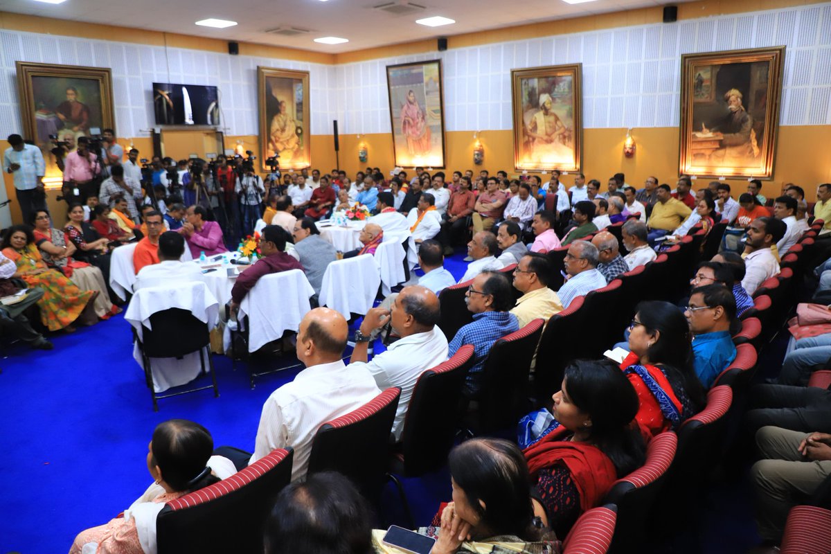 dpradhanbjp's tweet photo. ଭୁବନେଶ୍ୱର ଠାରେ କବିସୂର୍ଯ୍ୟ ବଳଦେବ ରଥଙ୍କ ଦ୍ୱାରା ରଚିତ “କିଶୋର ଚନ୍ଦ୍ରାନନ୍ଦ ଚମ୍ପୂର ଇଂରାଜୀ ଅନୁବାଦ ପୁସ୍ତକ” ଉନ୍ମୋଚନ ସମାରୋହରେ ଓଡ଼ିଶାର ଉଚ୍ଚ ଶିକ୍ଷା, ଓଡ଼ିଆ ଭାଷା, ସାହିତ୍ୟ ଓ ସଂସ୍କୃତି ମନ୍ତ୍ରୀ @suryabanshibjp,  ସାଂସଦ @BhartruhariM, ଓଡ଼ିଶାର ପ୍ରଖ୍ୟାତ ପ୍ରାବନ୍ଧିକ ପ୍ରଫେସର ଦାଶରଥି ଦାସ, ବନାରସ ହିନ୍ଦୁ ବିଶ୍ୱବିଦ୍ୟାଳୟର ଦିପ୍ତୀରଞ୍ଜନ ପଟ୍ଟନାୟକଙ୍କ ସହ ଯୋଗଦେଲି । ଓଡ଼ିଆ ସାହିତ୍ୟ ଜୀବନର ମହାନୁଭବଙ୍କ ଉପସ୍ଥିତିରେ ଏହି ପୁସ୍ତକ ଉନ୍ମୋଚନ କରି ଆନନ୍ଦିତ ।  

ଏଭଳି ଏକ ମହାନ ରଚନାର ଇଂରାଜୀ ଅନୁବାଦ ଫଳରେ ଏଣିକି ସମଗ୍ର ବିଶ୍ଵର ପାଠକ-ପାଠିକା ଓ ସାହିତ୍ୟିକଙ୍କ ମଧ୍ୟରେ ଓଡ଼ିଆ ସାହିତ୍ୟ ପ୍ରତି ଆଗ୍ରହ ଓ ରୁଚି ବହୁଗୁଣିତ ହେବ । ଓଡ଼ିଆ ସାହିତ୍ୟ ଏହି ଦୁର୍ମୂଲ୍ୟ କାବ୍ୟର ଇଂରାଜୀ ଅନୁବାଦ ପାଇଁ ଆମେରିକୀୟ ଗବେଷକ ଡେଭିଡ୍ ଡେନିନ ତଥା ରାଜ୍ୟ ସଂଗ୍ରହାଳୟ ଏବଂ ପ୍ରକାଶକ ବିଦ୍ୟାପୁରୀକୁ ଧନ୍ୟବାଦ ଜଣାଉଛି । ଏହି ଅବସରରେ କିଶୋର ଚନ୍ଦ୍ରାନନ୍ଦ ଚମ୍ପୂ ପୁସ୍ତକକୁ ସମସ୍ତ ଭାରତୀୟ ଭାଷାରେ ଅନୁବାଦ କରିବା ପାଇଁ ପରାମର୍ଶ ଦେଲି ।