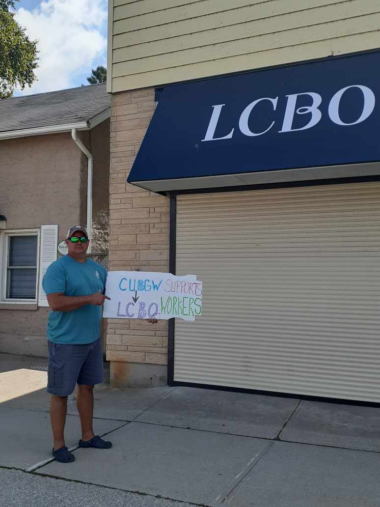 cubgw's tweet photo. From Saugeen Shores CUBGW members stand with LCBO workers!!!!!!!!! @NUPGE @OPSEU @fordnation @LCBO #onpoli https://t.co/y2NwNIaOu1