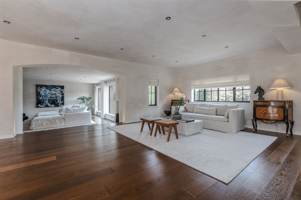 #EdWestwick &amp; #AmyJackson have beautifully transformed their house in the English countryside to create a contemporary rustic design, with Tannery Brown plank 🤎

Read the full story, and order your free samples of Ed and Amy’s floor 👉  l8r.it/5RjH

#V4WoodFlooring