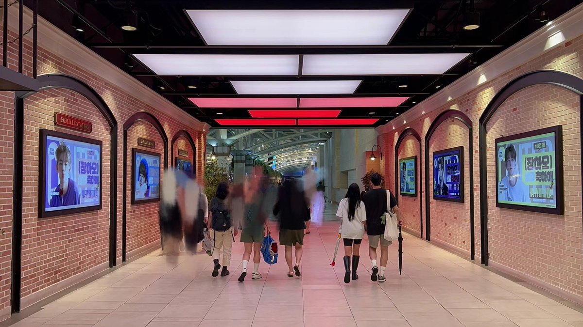 zhanghao_base's tweet image. 蓝天、白云和我们，都会一直爱你

Name: Seoul Gangnam Famille Station
Location: 2051st floor, Sapyeong-daero, Seocho-gu, Seoul (서울특별시 서초구 사평대로 2051층)
Time: July 18th to July 31st
Project: 9 Large Screen Ads

#ZHANGHAO #장하오 #章昊 #ジャンハオ