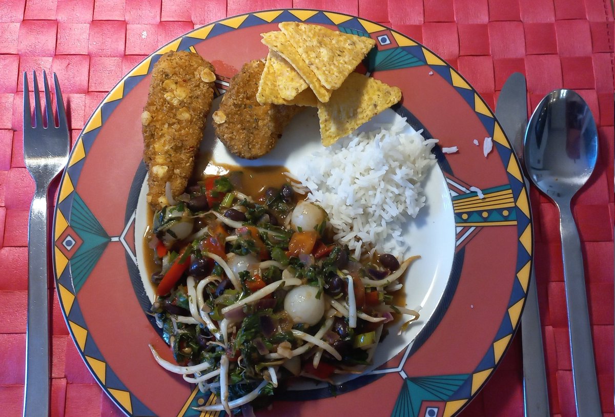 Kris10aaa's tweet photo. Vandaag mijn eigen, steeds wisselende, Mexicaanse bonenschotel.
Met crispy sticks
Eet smakelijk
#koken #stoof #vega https://t.co/ZDjohB9Srs
