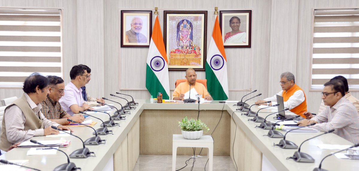 #UPCM <a href="/myogiadityanath/">Yogi Adityanath</a> ने आज जनपद लखनऊ स्थित अपने सरकारी आवास पर 'पेड़ लगाओ-पेड़ बचाओ' के संकल्प के साथ 20 जुलाई को आयोजित होने जा रहे वृक्षारोपण महाभियान के संबंध में जनप्रतिनिधियों से वर्चुअल माध्यम से संवाद किया।

मुख्यमंत्री जी ने कहा कि <a href="/UPGovt/">Government of UP</a> ने पर्यावरण संरक्षण के कार्यों