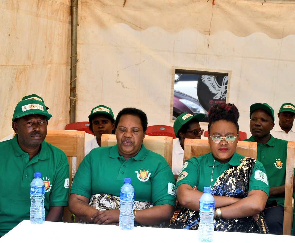 ABPInfos's tweet photo. 1/2 #Burundi Célébration ce jeudi de la journée internationale du chimpanzé. Les cérémonies y relatives ont eu lieu à la colline #Sehe de la commune #Musigati en @CibitokeProv sous les auspices du secrétaire permanent au @BMineagrie. https://t.co/uHwLfJpaen