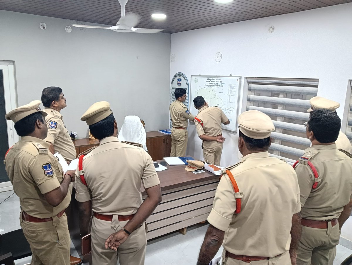 spsangareddy's tweet photo. Inspected the Patancheru PS and instructed all the staff to be sensitive and empathetic to people's complaints. Reviewed the status of pending UI cases, crime prone areas, surveillance of history sheeters and cyber crime cases also.
@TelanganaDGP @TelanganaCOPs https://t.co/p6iQ9Mw0kY