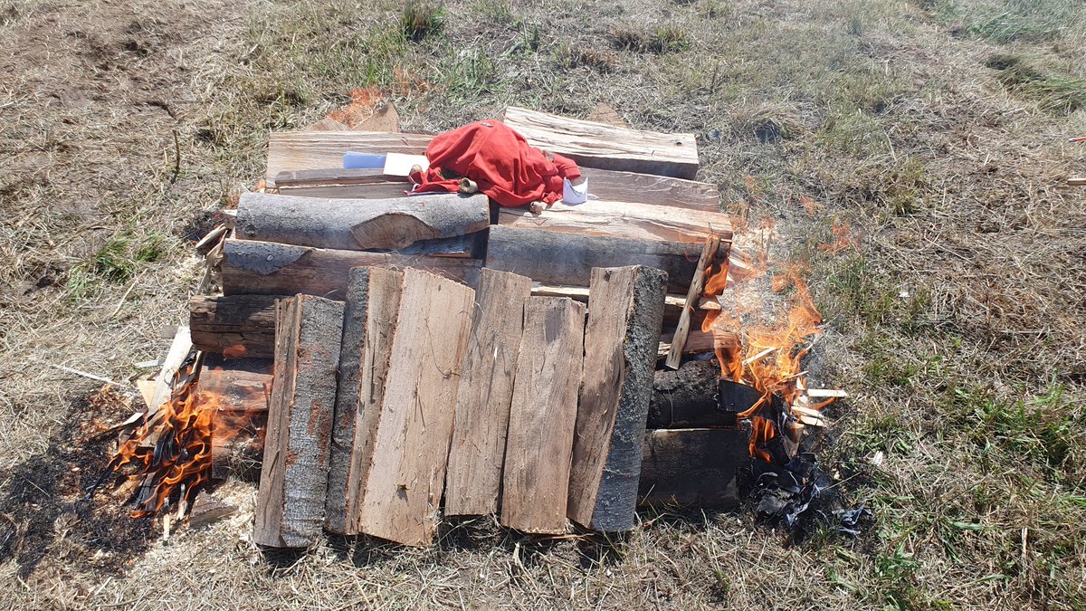 Day 4 of the summer school "Anthropology of Cremation."

It was a scorching day. Our students certainly can't say we don't provide a warm environment for learning!

We conducted three experimental cremations together. The atmosphere was fantastic, and it was a lot of fun.
