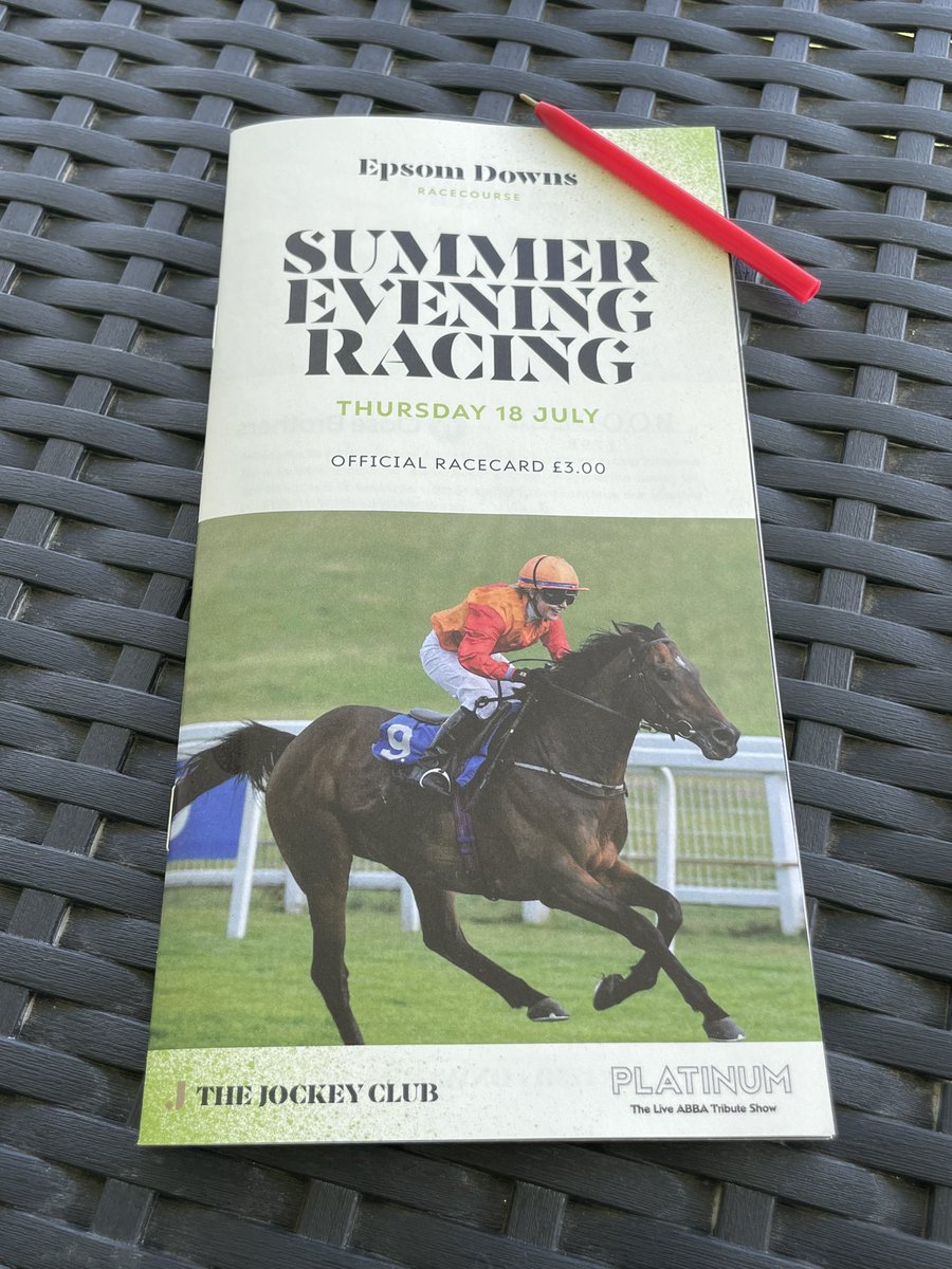 Summer Evening racing now with added sun 🏇☀️ 🏇