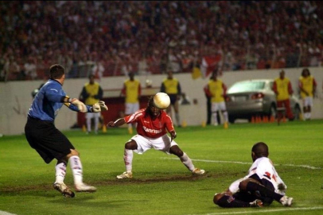 Ay o absurdo ay fez história lá ay é ídolo dos caras

Se orientem

Que sorte a nossa as redes sociais exercerem um papel minúsculo em 2006 e possamos ter vivido o momento dessa foto sem maiores turbulências 

INTERNACIONAL E NADA MAIS