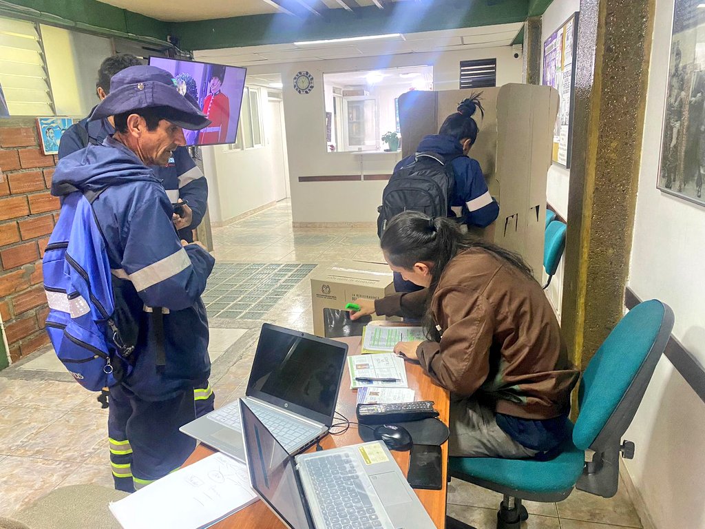 CorporacionJLOG's tweet photo. Acompañamos y apoyamos la jornada de votación para elegir la junta directiva y la comisión de reclamos de #SINTRAUNICO.
¡que viva la democracia sindical!
#TrabajoDigno https://t.co/0NWIjRs4ke