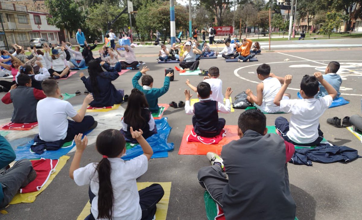 integracionbta's tweet photo. 🧘♂️🧘♀️ Hoy, realizamos una sesión de yoga con niños, niñas, adolescentes y adultos de Centro Amar, Crecer y Centro Día. 🌿 Una apuesta intergeneracional e inclusiva para un momento de respiro y conexión. #YogaParaTodos #Inclusión #CentroAmar #CentroCrecer #CentroDía https://t.co/oAxJR7IaVH