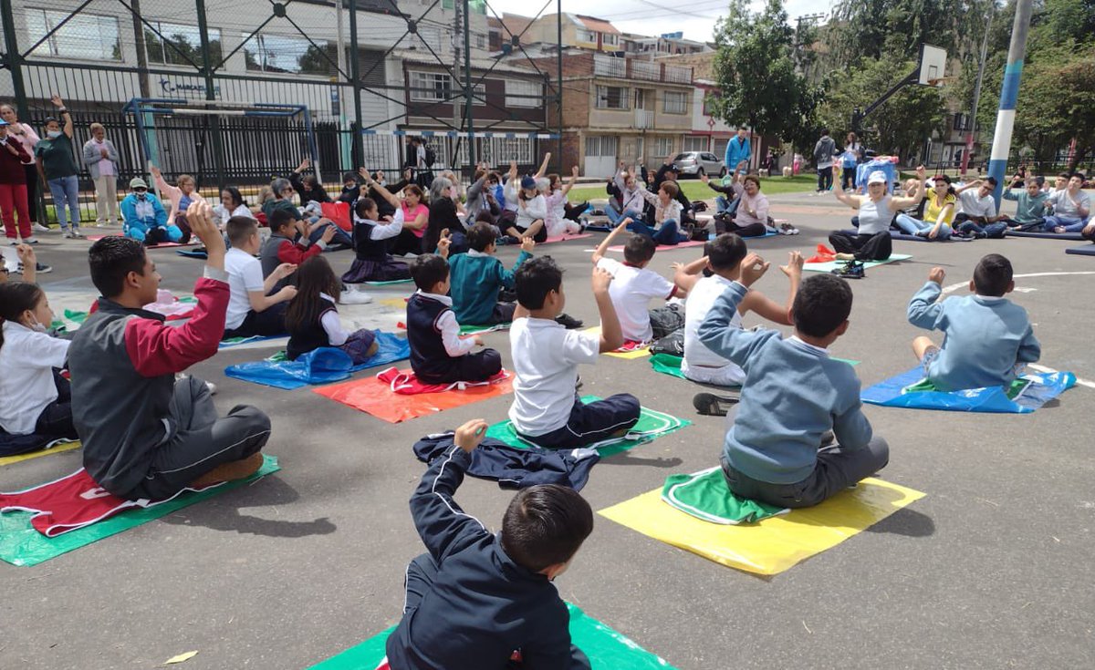 integracionbta's tweet photo. 🧘♂️🧘♀️ Hoy, realizamos una sesión de yoga con niños, niñas, adolescentes y adultos de Centro Amar, Crecer y Centro Día. 🌿 Una apuesta intergeneracional e inclusiva para un momento de respiro y conexión. #YogaParaTodos #Inclusión #CentroAmar #CentroCrecer #CentroDía https://t.co/oAxJR7IaVH