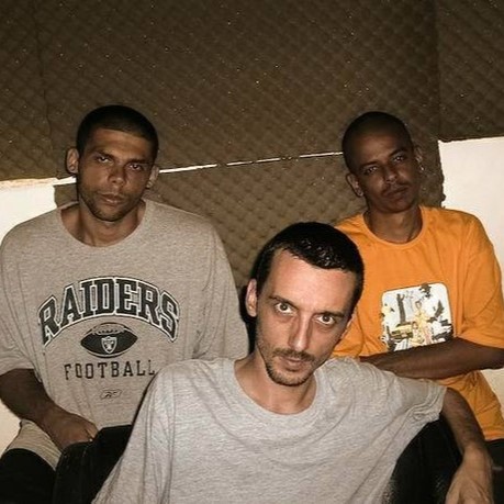 TBT: Eu e meus mestres <a href="/MCMarechal/">MC MARECHAL #VVAR</a> e <a href="/DamienSeth/">Damien Seth</a>  em 2005/2006. Carrego todo o aprendizado, o amor pela música e esse "sangue nos olhos" até hoje. Gratidão eterna. 🙏🏾❤️