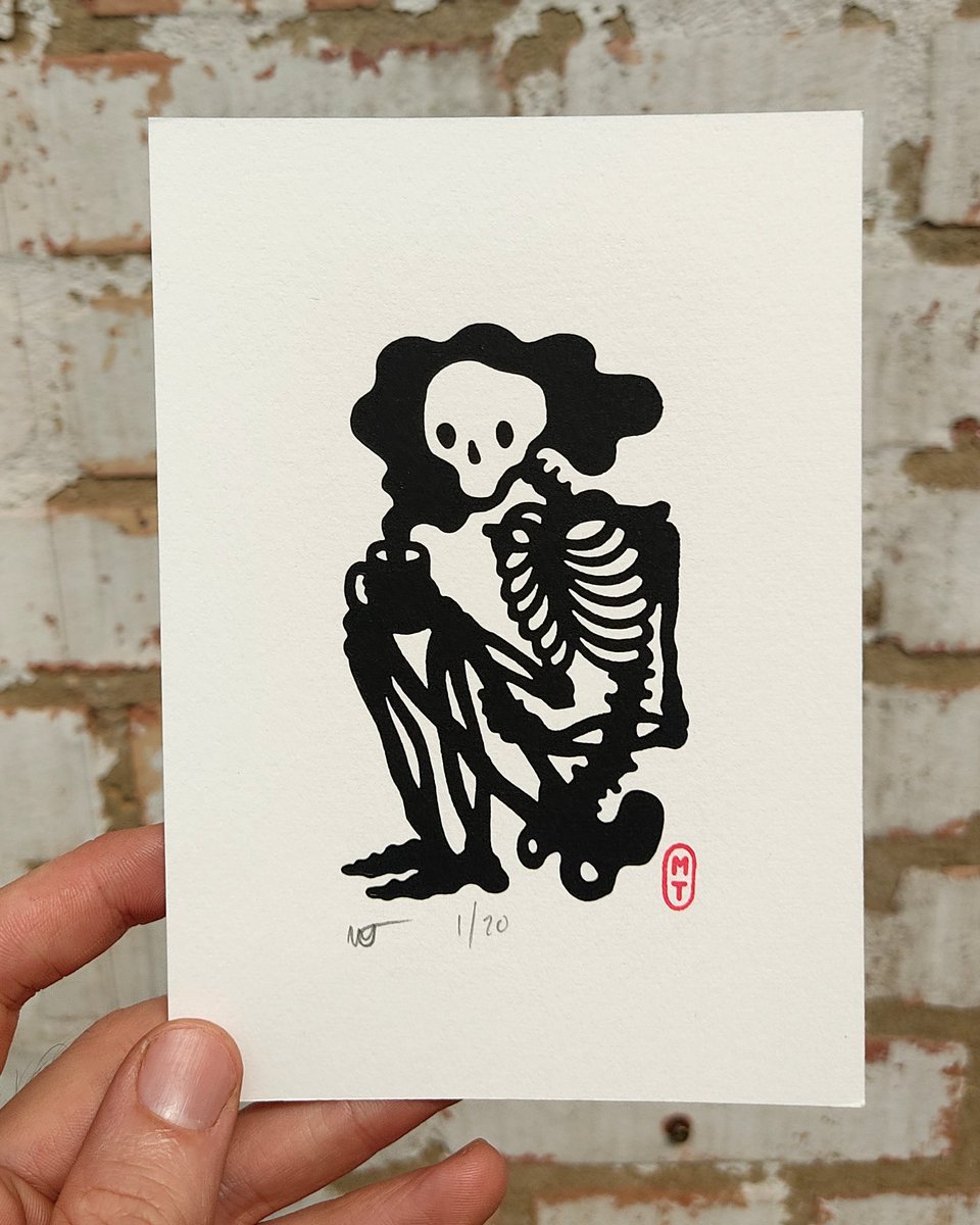 Brand new print! Say hello to Geoff, many of you will know him as a little laser cut portrait but here he is enjoying the aroma of his hot beverage in ink on paper. This little block print is a hand printed edition of 20.

martintomsky.com/shop/geoff-pri…

#art #printmaking #blockprinting