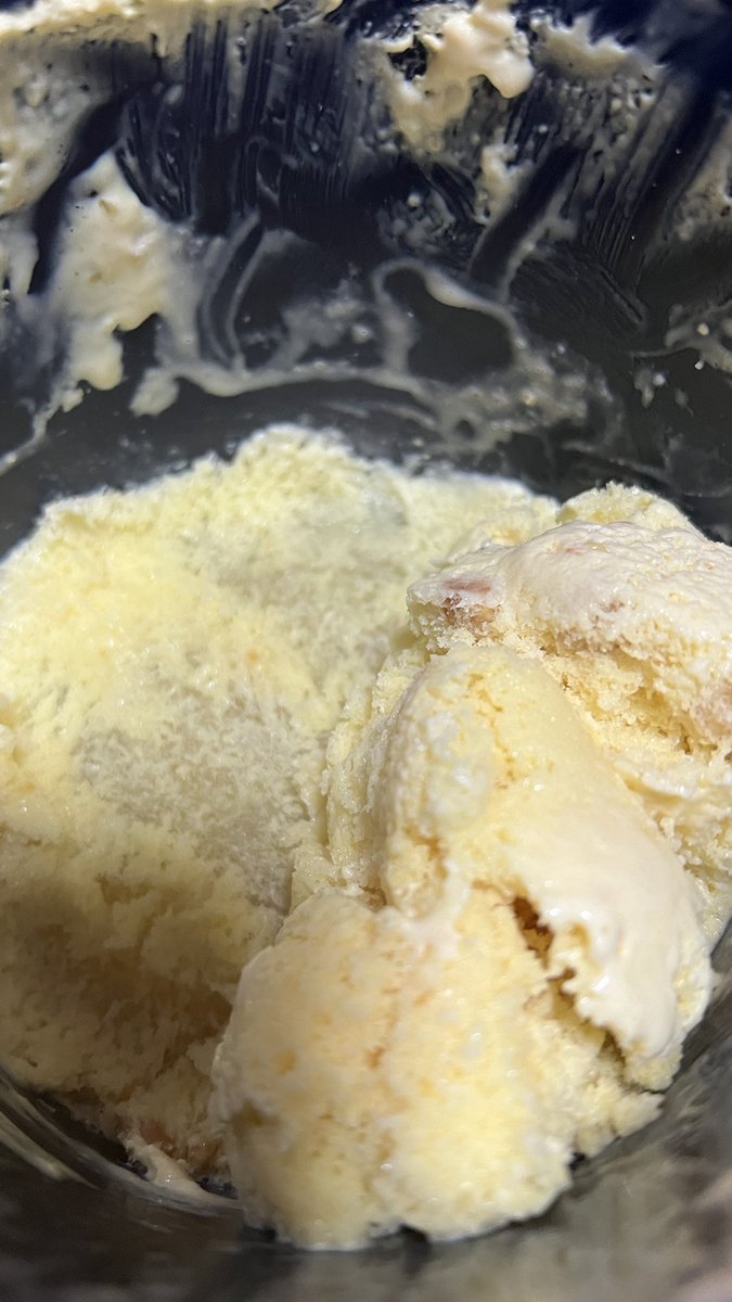 StockHumour's tweet photo. @LondonDairy 
Quality of ice cream is deteriorated, around 20% at bottom is only ice https://t.co/Y1w3RmPksK