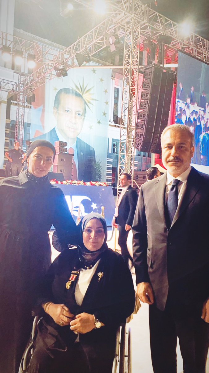 NihalOlcok's tweet photo. Geç kalınmış bir teşekkür
Sizi Vahide hanımla de tanıştırayım,#15Temmuz‘da kocası Mehmet Şevket Şefkatlioğlu tankın paletleri tarafından ezilerek şehit oldu. Kendisi de iki bacağını tankın altında kaybetti.Bizi o hengamede yalnız bırakmayan sayın bakan @HakanFidan’a teşekkürler. https://t.co/qKJd0NCybr