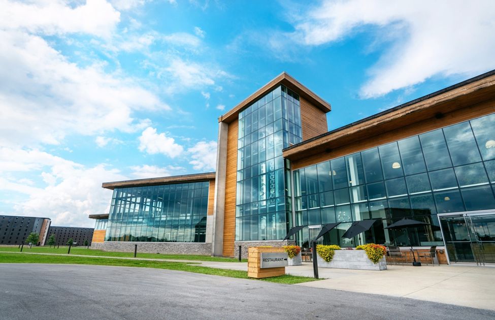TravelWatson's tweet photo. Embarking on the Kentucky Bourbon Trail 🥃🛤️? From the historic Buffalo Trace Distillery to the innovative Bardstown Bourbon Company, and the immersive Heaven Hill Bourbon Experience, we've got you covered! 
https://t.co/hmGlEyYVbZ https://t.co/gy0MzfpDM0