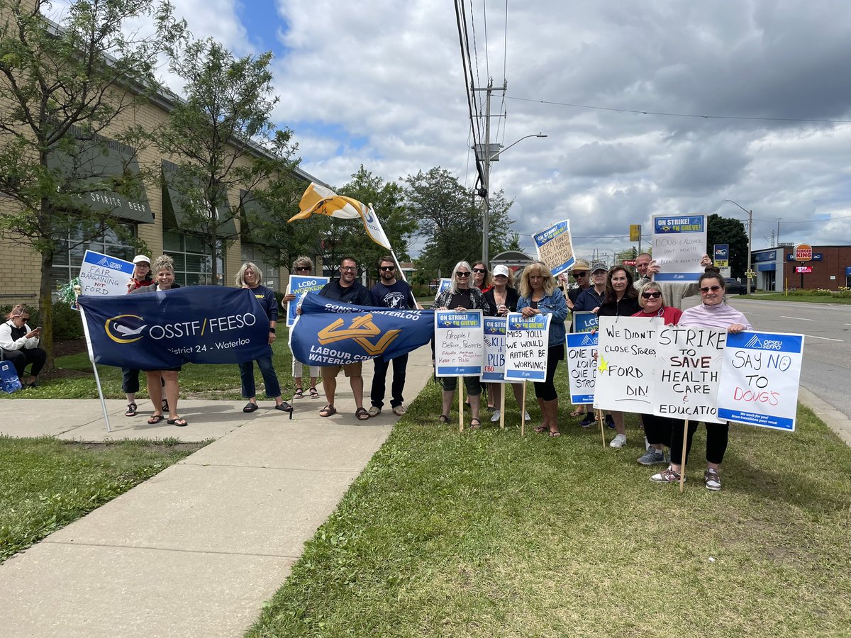 jjdonkersgoed's tweet photo. @OSSTFDistrict24 and @wrlabourcouncil out in support of @OPSEU #LCBO picketers in Kitchener today!!!

#solidarity @osstf #keepitpublic https://t.co/Un4rqDx8W4