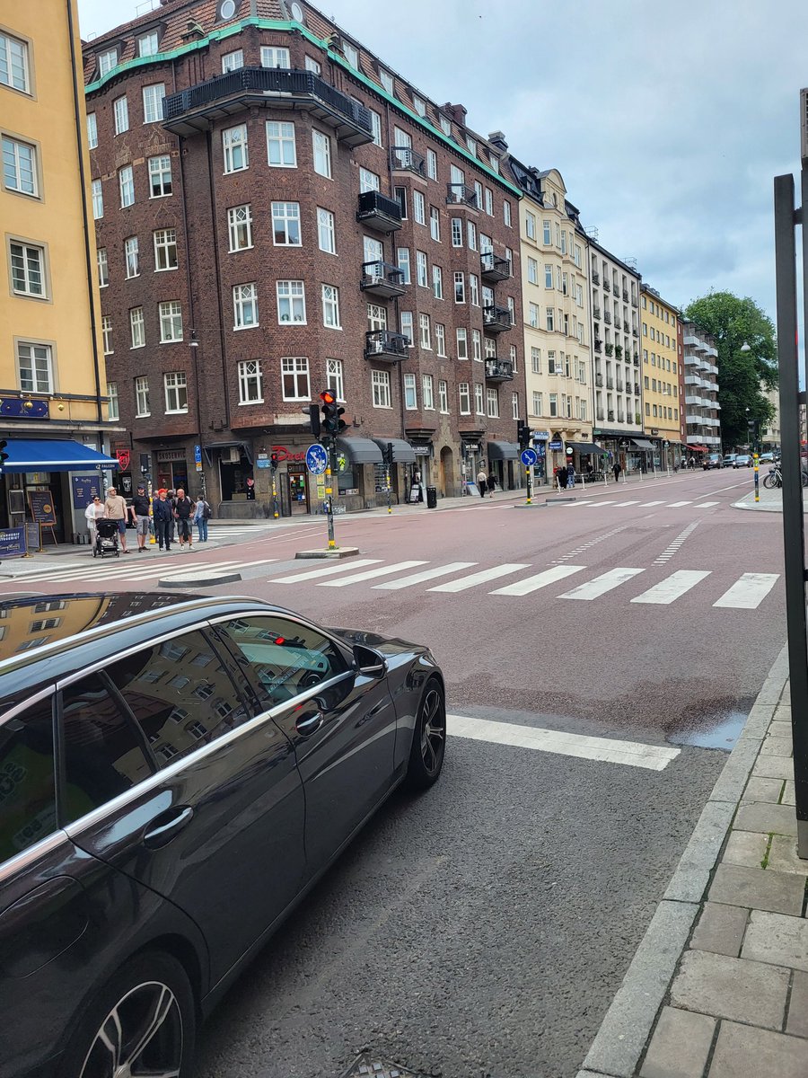 Oulussa tiedetään, että kun rakennetaan punaista baanaa, alkaa vauhti ja melu lisääntyä. Kuvassa punaista baanaa Tukholmassa.