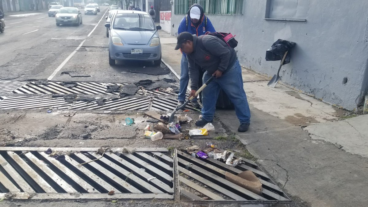 PresidenciaSjr's tweet image. 🚧✨ A través de la Secretaría de Servicios Municipales, continuamos con el #ProgramaDeBacheo y la limpieza de basura en calles y alcantarillas . 🗑️  Hacemos un llamado a la ciudadanía a no tirar basura en calles. Tu colaboración es clave para mantener nuestro municipio seguro.🌍