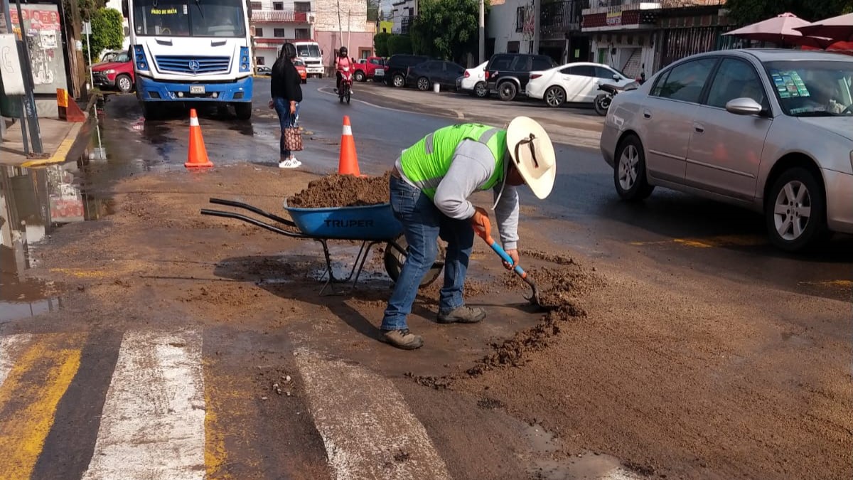 PresidenciaSjr's tweet image. 🚧✨ A través de la Secretaría de Servicios Municipales, continuamos con el #ProgramaDeBacheo y la limpieza de basura en calles y alcantarillas . 🗑️  Hacemos un llamado a la ciudadanía a no tirar basura en calles. Tu colaboración es clave para mantener nuestro municipio seguro.🌍