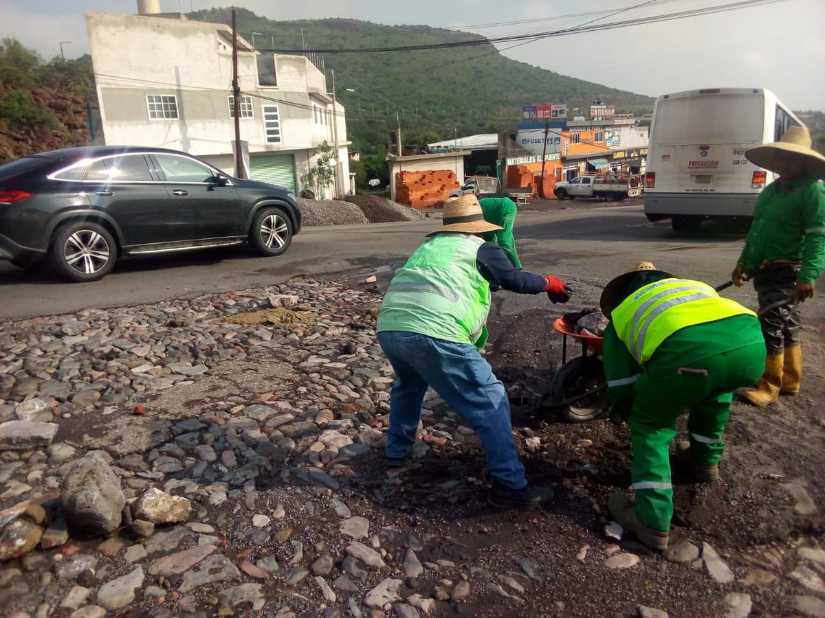 PresidenciaSjr's tweet image. 🚧✨ A través de la Secretaría de Servicios Municipales, continuamos con el #ProgramaDeBacheo y la limpieza de basura en calles y alcantarillas . 🗑️  Hacemos un llamado a la ciudadanía a no tirar basura en calles. Tu colaboración es clave para mantener nuestro municipio seguro.🌍
