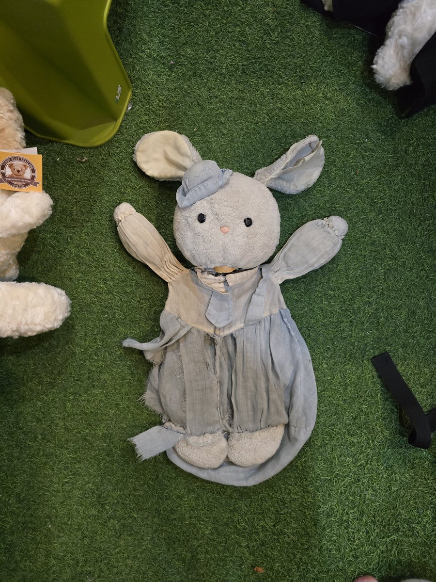 thonburian's tweet image. ไปเจอร้านซ่อมตุ๊กตาย่านกัลปพฤกษ์ ตรงสำเพ็ง 2 ที่จะชุบชีวิตน้องเน่าให้กลับมาสดใสอีกครั้งมา 🐰😂 วันนี้เราเลยพาน้องหยองแหยงที่เป็นกระต่ายอายุ 30 กว่าปีมารักษา

มาดูกันว่า Before กับ After จะเป็นยังไง 

 #ธนบุเรี่ยนรีวิว #รีวิวฝั่งธน #ตุ๊กตา #ซ่อมตุ๊กตา