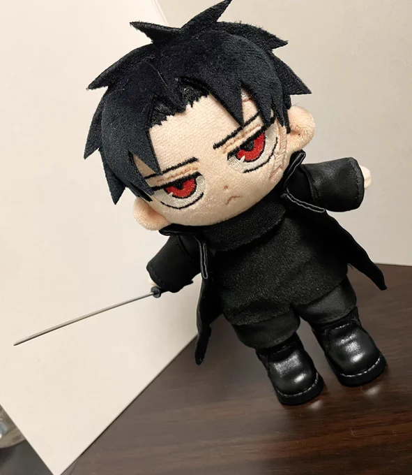 カグラバチのチヒロくんぬい、まだインナーとズボンは仮verなんだけど全体像できた…手に磁石を入れてるから妖刀や"敬意"を手に持つことができるのだ…