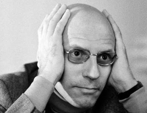 Alguém: "A noção de poder do Foucault prejudica as lutas sociais"
Eu: