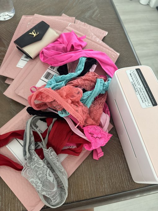 1 pic. shipping used panties out today ? DM me if you want a pair https://t.co/usrHSIgRVv
