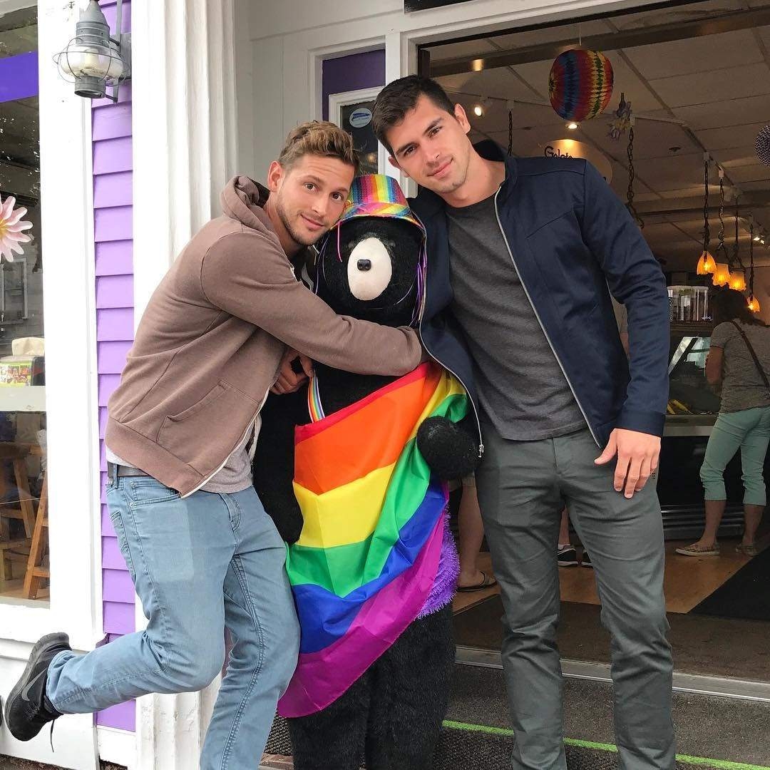 DiverCityMx's tweet photo. ¿Por qué conformarnos con una vida común y corriente cuando podemos explorar el mundo juntos? 🌍❤️ #NoComún #WorldExplorers
Travel away!  ✈️🚉🚢 

#ChicosEnLaRed #Travel #GayFriendly 
#gaytravel #viajesgay #turismogay #vacacionesgay #lgbttravel
#viajeslgbt https://t.co/yxy80rYwPK
