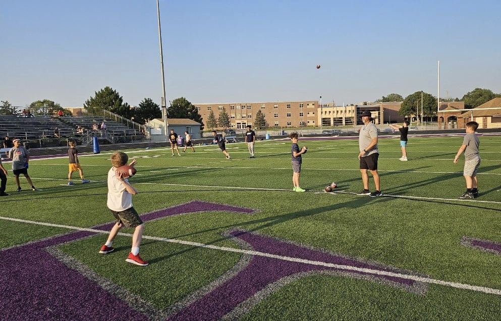 BellevueEastFB's tweet photo. Fun night 2 of QB & WR Academy!
Some great route running & some sweet dots!
Can’t wait for day 3 tonight!🚣💪🏈
#BEASTfam #ChieftainFootball #RTB #ChangeYourBest #KeepgROWing #LetsROW #Discipline #Commitment #Toughness #BeSelfless #QBcamp #WRcamp https://t.co/fLJ3G4kzG5