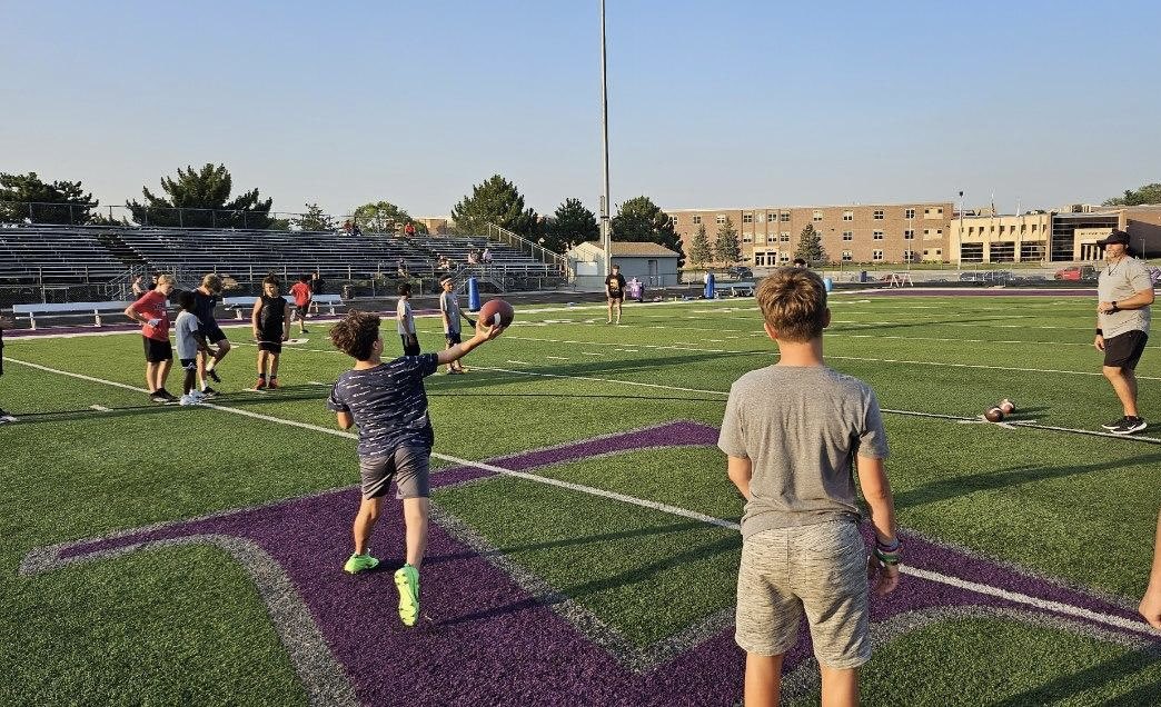 BellevueEastFB's tweet photo. Fun night 2 of QB & WR Academy!
Some great route running & some sweet dots!
Can’t wait for day 3 tonight!🚣💪🏈
#BEASTfam #ChieftainFootball #RTB #ChangeYourBest #KeepgROWing #LetsROW #Discipline #Commitment #Toughness #BeSelfless #QBcamp #WRcamp https://t.co/fLJ3G4kzG5