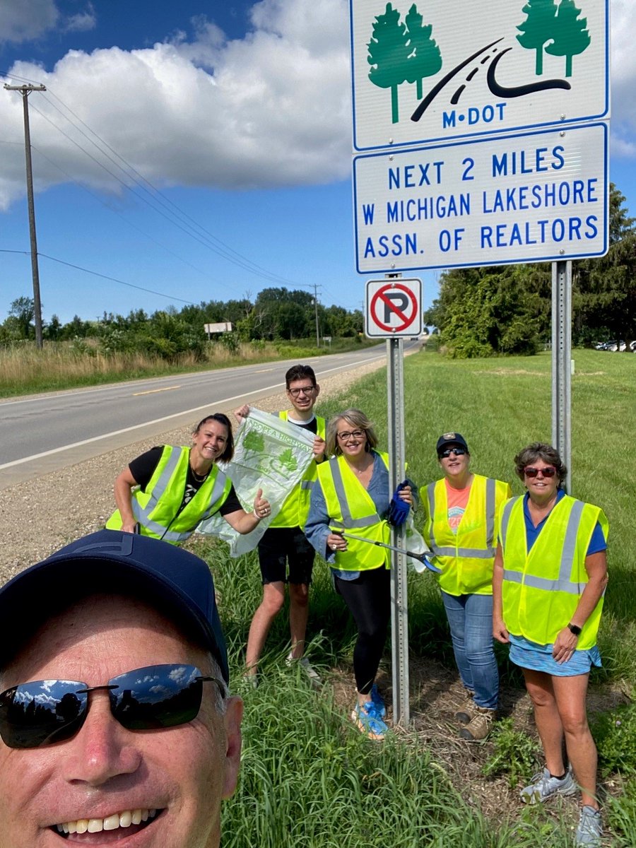 DKuiperMortgage's tweet image. Volunteers from @Dart_Bank , @HomeRealtyMI , @coldwellbanker , @GRidgeRealty  and Premier Lakeshore Title picked up 7 large bags of trash along a 2-mile stretch of highway. We love to have you join us next time!  #volunteer #community #roadsidecleanup #adoptahighway