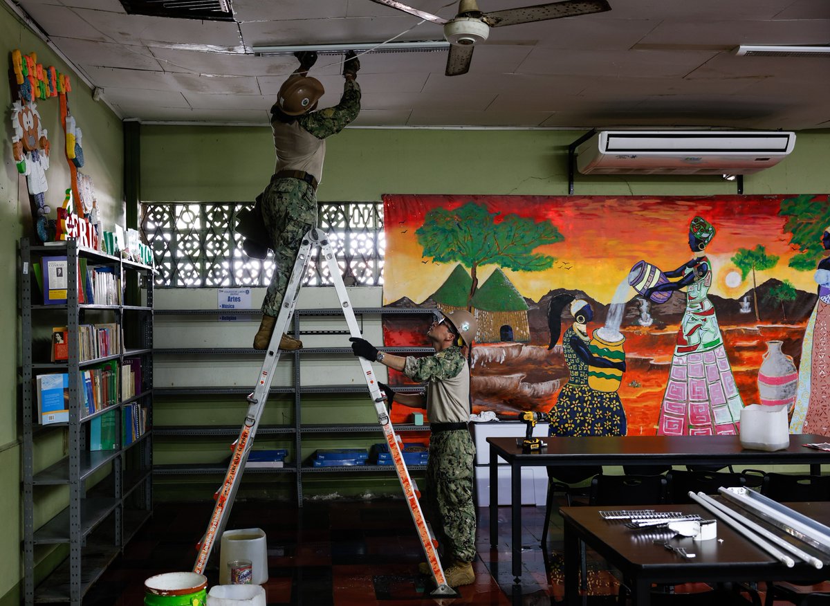 Southcom's tweet image. Hard at work:
@USNavy #Seabees remove light fixtures during renovations of Colegio de Limón Diurno’s school library in Limón, Costa Rica, as part of #ContinuingPromise2024.  #Navy &amp;amp; Army personnel on USNS Burlington are deployed to the region to work alongside host nation