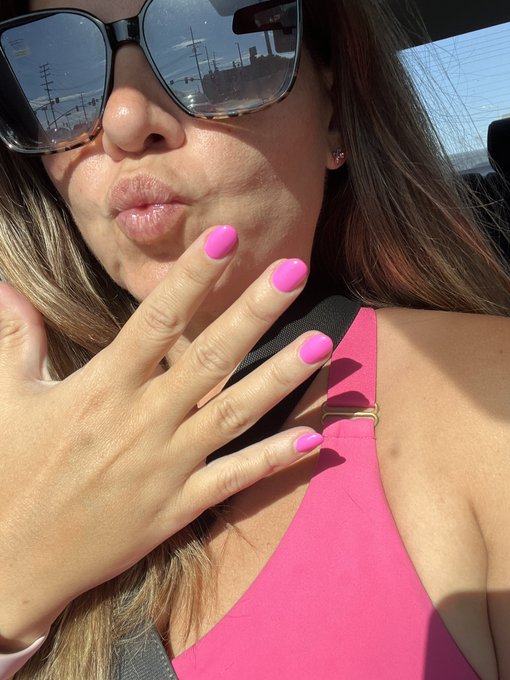 New nails https://t.co/9qENShzIP4