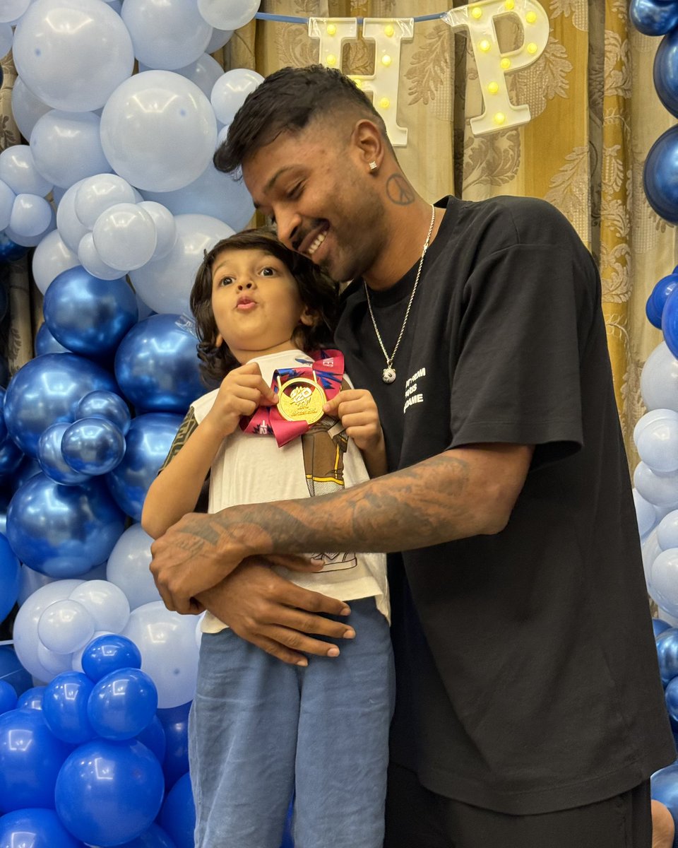 Chandresh_k101's tweet photo. #HardikPandya
#Natasha
पति-पत्नी के अलग होने पर नुकसान बच्चे का होता है क्योंकि छोटे बच्चों को माँ पापा दोनों की ही जरूरत होती है I 💔
अब इन दोनों के ब्रेकअप से इस छोटे से बच्चे अगस्त्य की परवरिश में भी बड़ा असर पड़ेगा।
#dadmom
#family https://t.co/l7MGaHXQVw