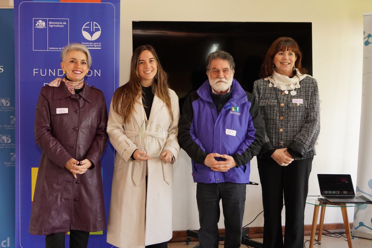SeremiCienciaS's tweet photo. 🟢 Desde el @min_ciencia celebramos la participación de mujeres en proyectos agroinnovadores‼️
Hoy la Seremi @gaia_stegui junto al @GOREdeLosRios participaron en la premiación de la Red de Mujeres Agroinnovadoras de @FIA_Chile, donde 3 mujeres de #LosRíos fueron destacadas 💪🏼 https://t.co/YvIEP4efQv