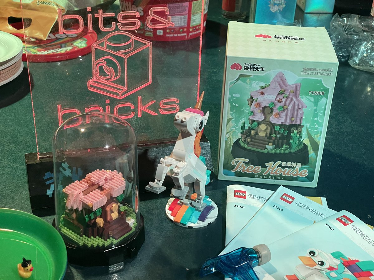 BITS &amp; BRICKS <a href="/cbase/">c-base e.V.</a> 

Freitag 19.07. ab 19:00
Rungestr. 20, 10179 Berlin

Offener Stammtisch zum Thema #Klemmbausteine. 
Digitales Design am Rechner mittels #BrickLink Studio oder reale Implementierung mit #Noppensteinen.