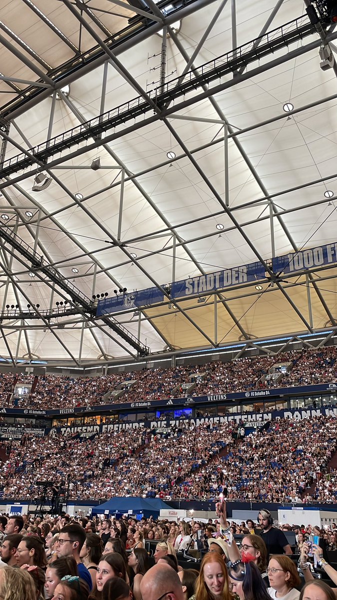 pander_04's tweet photo. Glüüüück auf, Glück auf, der Steeeeiger kommt ⚒️💙 #Schalke #S04 #Glückauf #Steigerlied https://t.co/ESiZpEsosd