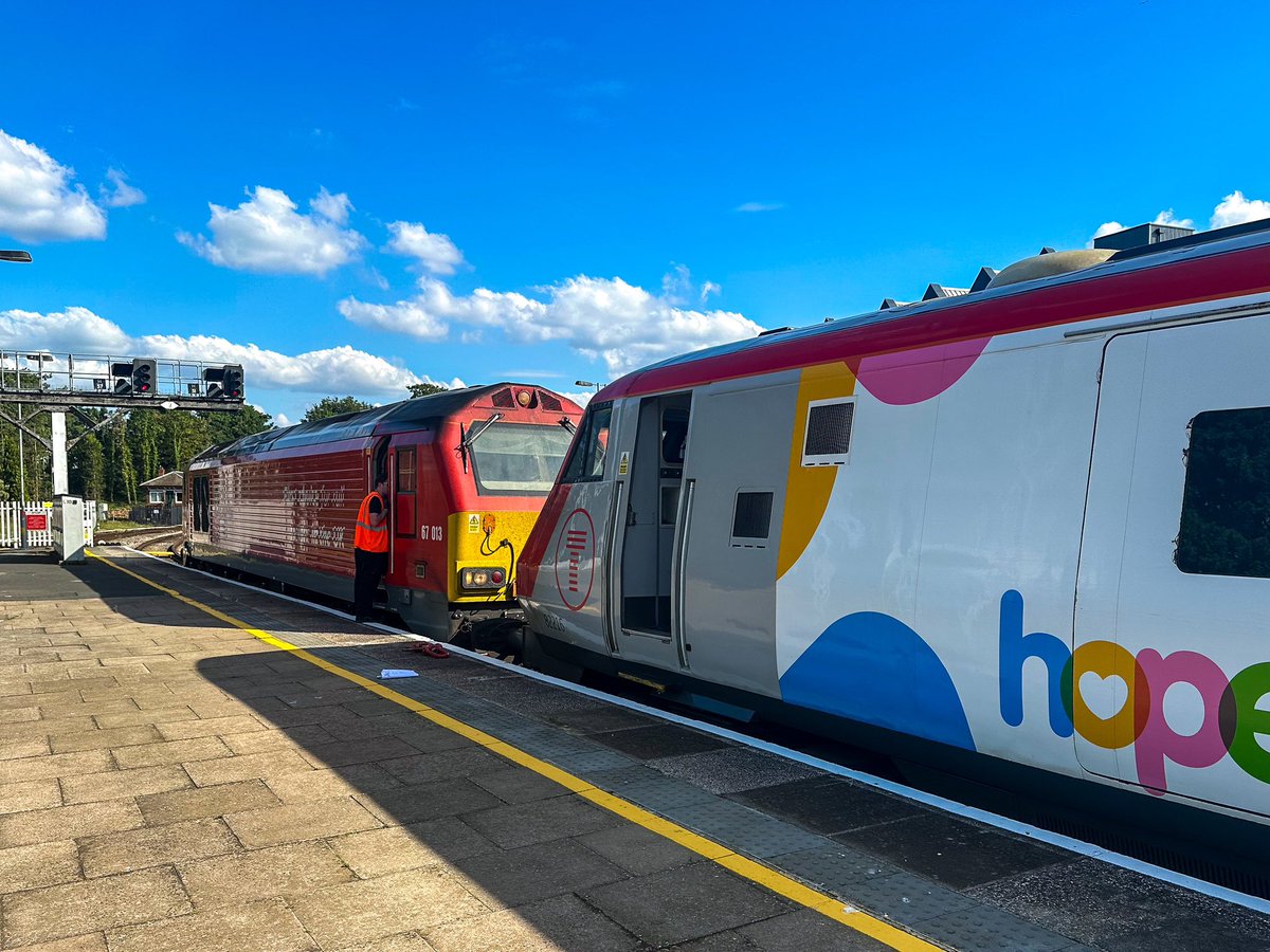 Oops… another one has decided it’s had enough for the day 🙈

67008 on the rear failed at Hereford, 013 has come to the rescue!
