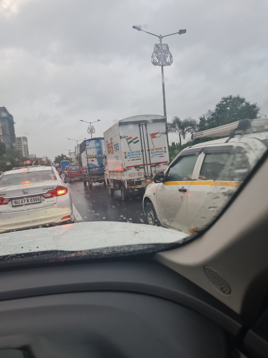 shaileshdhar's tweet photo. Day 4..
Still the question remains why are Commercial Vehicles allowed during peak Hours? @CMOMaharashtra @CPMumbaiPolice @ThaneCityPolice @mybmc @TMCaTweetAway @MTPHereToHelp @ThaneTraffic https://t.co/OqzV42e1y7
