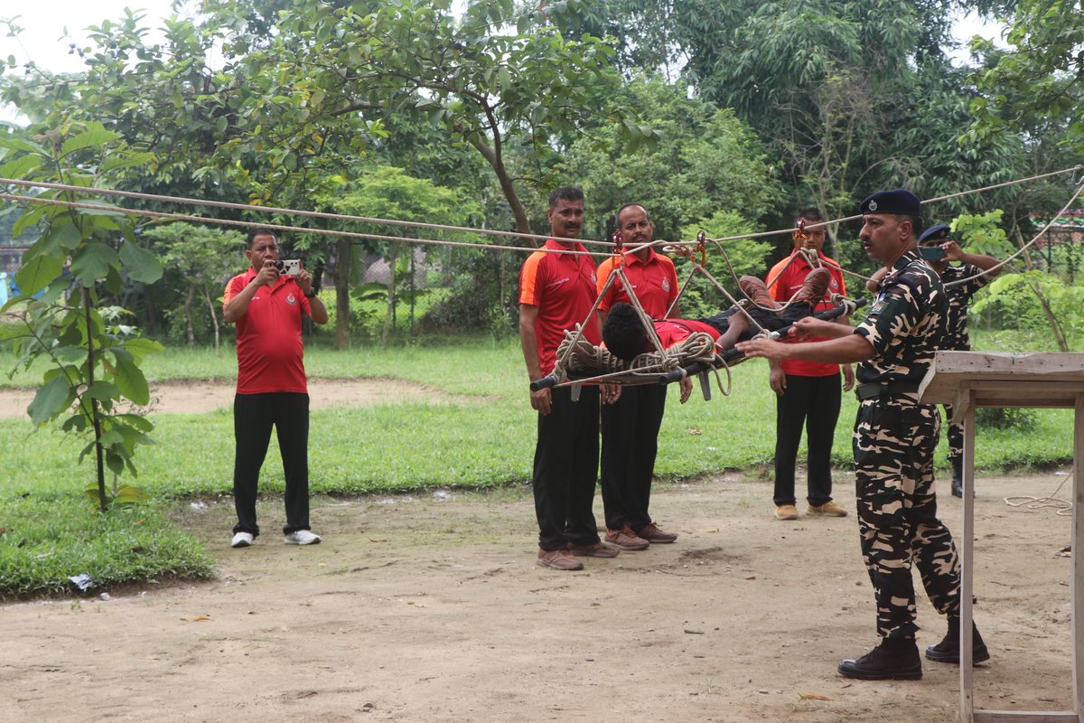 19BnSSB_INDIA's tweet photo. #19Bn 18.07.24 को 19वीं वाहिनी SSB ठाकुरगंज की #RRT  टीम के  कार्मिकों द्वारा राहत और बचाव के लिए किए जाने वाले कार्यों का प्रदर्शन कर उपस्थित अधिकारीयों को आश्वस्त किया कि  टीम  किसी भी आपदा का सामना करने के लिए एकदम तैयार हैं ।
@SSB_INDIA 
@SSBFTRSILIGURI 
@ssbshqranidanga https://t.co/JAnK2XFGOl