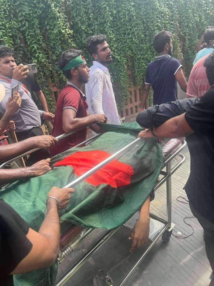 JAlnahian's tweet photo. Situation is not under control. All Eyes on Bangladesh. At least 56 students have been killed in just 12 hours.
#BangladeshiStudentsareinDanger
#SaveBangladeshiStudents 
#StudentsProtest 
#Quota_Reform_Movement 
#StepDownHasina https://t.co/Yr3XfXViHB