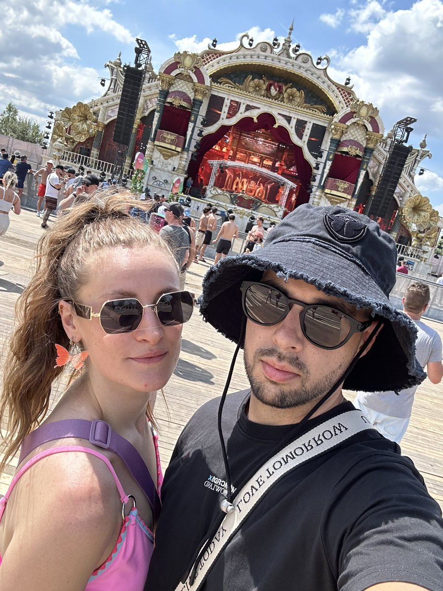 GiNoOx's tweet photo. Day 1 Tomorrowland dreamville @tomorrowlandnft https://t.co/fdP8COMCgh