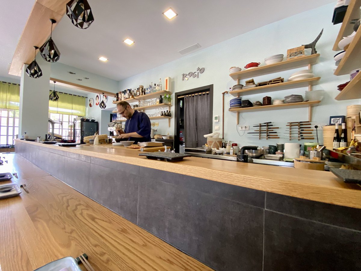 Rocío Tapas &amp; Sushi. Que el nombre no les desaliente. Rocío es una taberna tan japo como si estuviese en Osaka y lo de “tapas” va porque, además de un extraordinario sushi, sirven platillos muy interesantes, tipo izakaya.