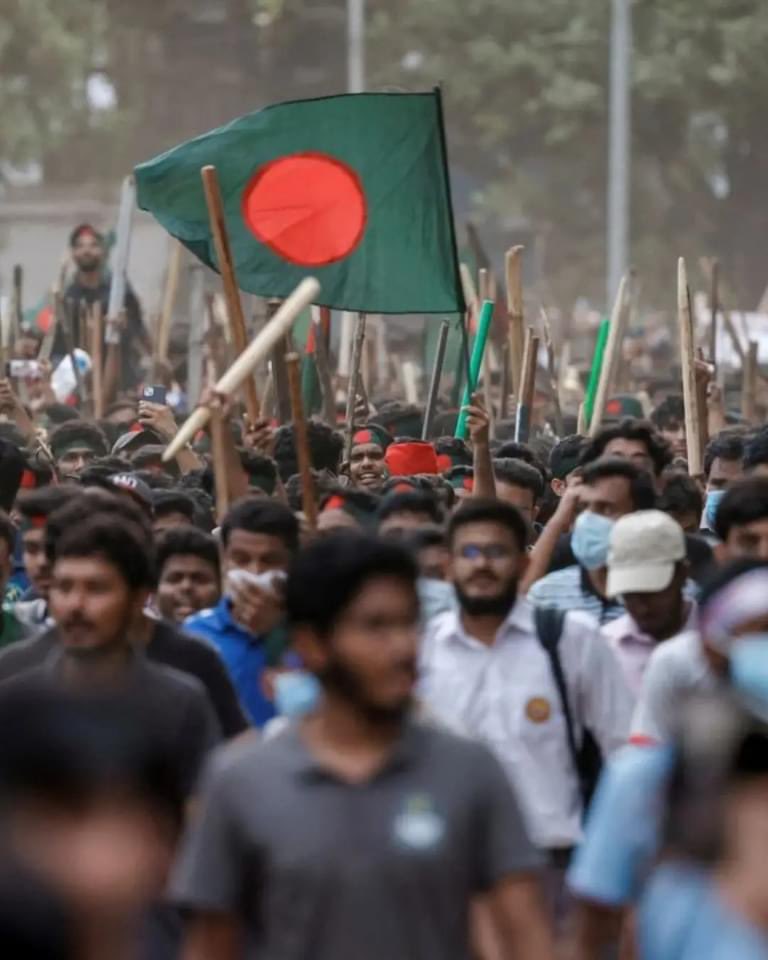 jamalashraf786's tweet photo. THREAD]: WHAT IS HAPPENING IN #BANGLADESH RIGHT NOW ? 🇧🇩

#BangladeshiStudentsareinDanger #bangladesh_quotha_movement #BangladeshBleeding #Bangladeshstudentprotest #BangladeshUnderAttack https://t.co/q1PhsCbZow