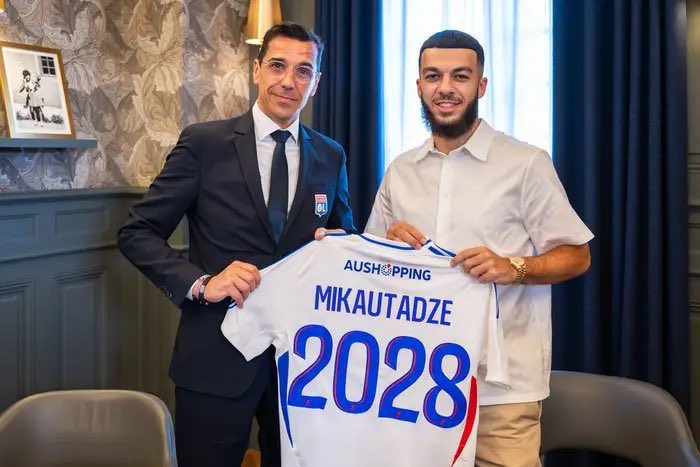 ActuL1_'s tweet photo. IL VA TERRORISER LES DÉFENSES DE LIGUE 1 AVEC L’OL 🥵❤️💙

Une des plus grosse têtes d’affiche du championnat version 2024/2025. ⭐️ https://t.co/hlXOtGazDe