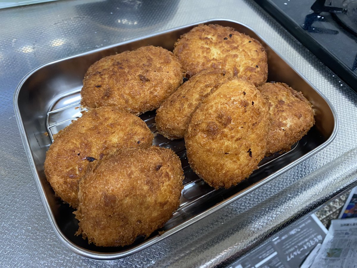 fgh_ijb's tweet photo. でかいジャガイモみたいなカレーパン揚げた🍛 https://t.co/wPZCzSiylA