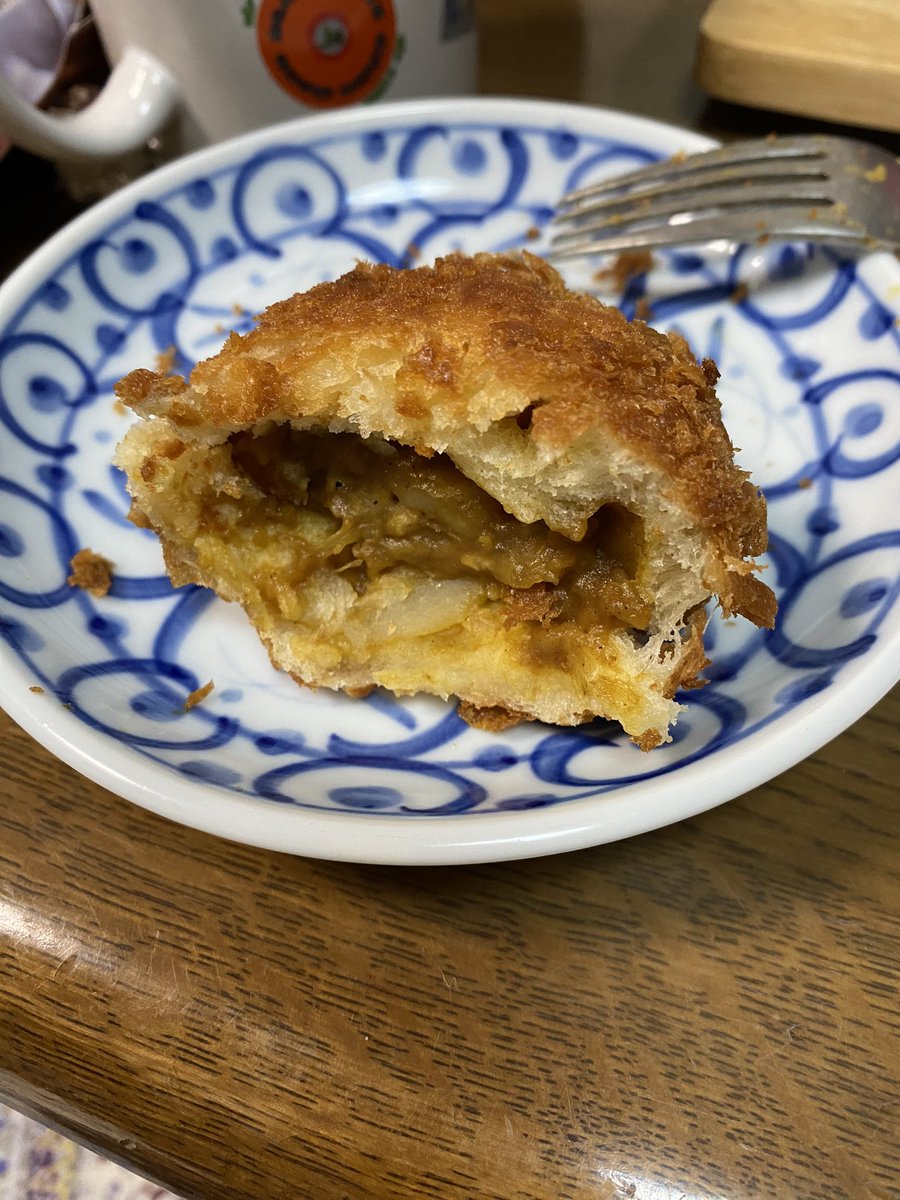 fgh_ijb's tweet photo. でかいジャガイモみたいなカレーパン揚げた🍛 https://t.co/wPZCzSiylA